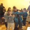 Pokaz broni w budynku wielofunkcyjnym